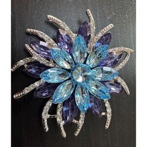 Vintage Starburst Blue Crystals Rhinestone Brooch Pin B50
